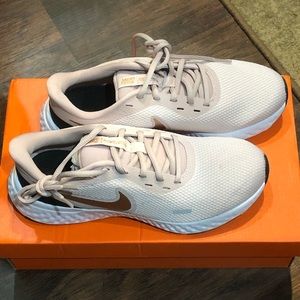 nike ladies revolution 5